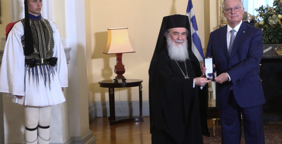 Ο-ΠτΔ-παρασημοφόρησε-τον-Αρχιεπίσκοπο-Τιβεριάδος-και-τον-Αρχιμανδρίτη-Σίλα