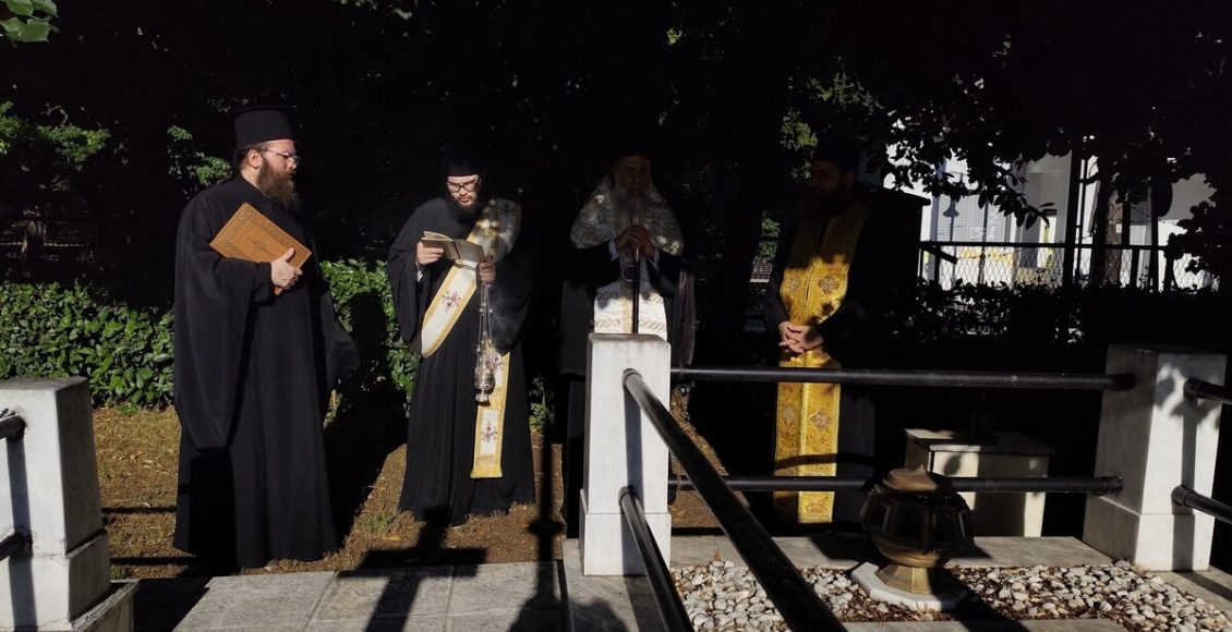 Τρισάγιο-στους-τάφους-των-μακαριστών-προκατόχων-Κυρίλλου-Α΄-και-Κυρίλλου-Β΄-τέλεσε-ο-Μητροπολίτης-Θεσσαλιώτιδος