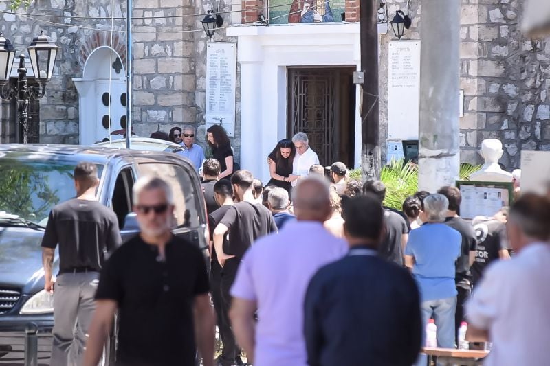 Σε-κλίμα-οδύνης-η-κηδεία-της-54χρονης-μητέρας-και-του-26χρονου-γιου-της-που-δολοφονήθηκαν-στο-Αίγιο-–-Αρνείται-κάθε-εμπλοκή-ο-65χρονος-Ιταλός