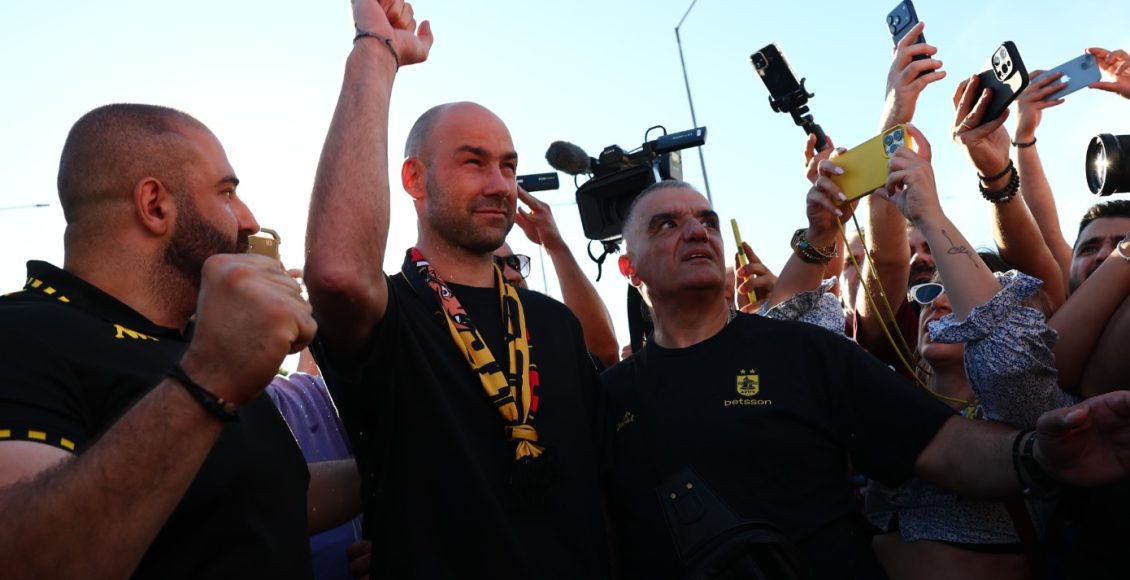 Τρέλα-στον-Άρη-για-Σπανούλη:-Χιλιάδες-οπαδοί-τον-υποδέχθηκαν-στο-αεροδρόμιο-«Μακεδονία»
