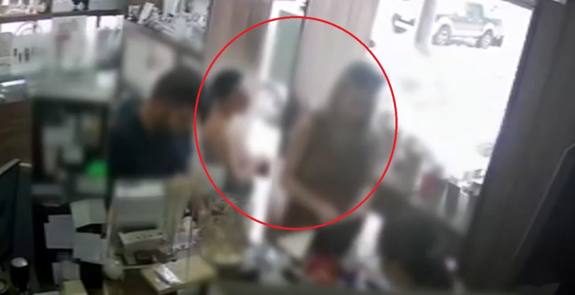 Βίντεο-ντοκουμέντο:-Δύο-γυναίκες-«ξαφρίζουν»-χρυσαφικά-άνω-των-3.000-ευρώ-από-κοσμηματοπωλείο-στον-Λαγκαδά