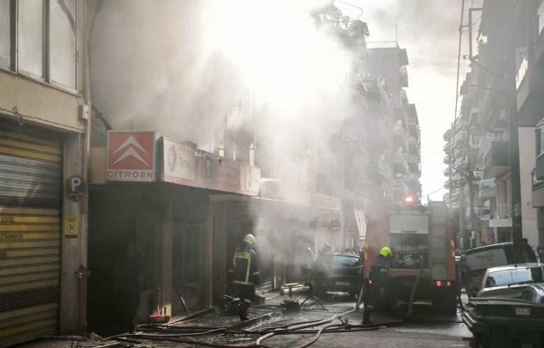 Φωτιά-σε-συνεργείο-αυτοκινήτων-στην-Θεσσαλονίκη