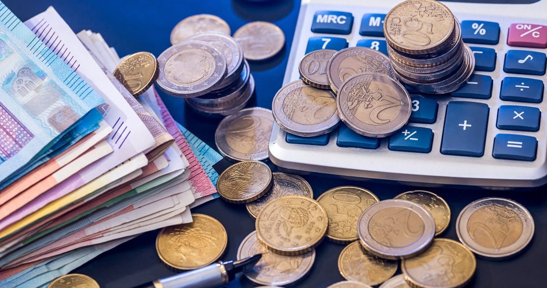 Επίδομα-εξομάλυνσης-300-ευρώ-στο-δημόσιο-αντί-«προσωπικής-διαφοράς»,-παράταση-στις-ρυθμίσεις-για-δάνεια-σε-ελβετικό-φράγκο-και-αύξηση-ακατάσχετου