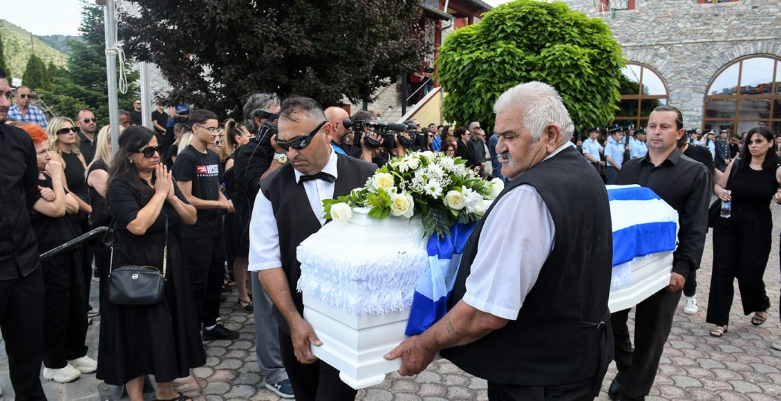 Σε-λευκό-φέρετρο-με-την-ελληνική-σημαία-κηδεύτηκε-η-Αντιγόνη-στη-Δράμα-–-Θρήνος-στην-κηδεία-της-αστυνομικού