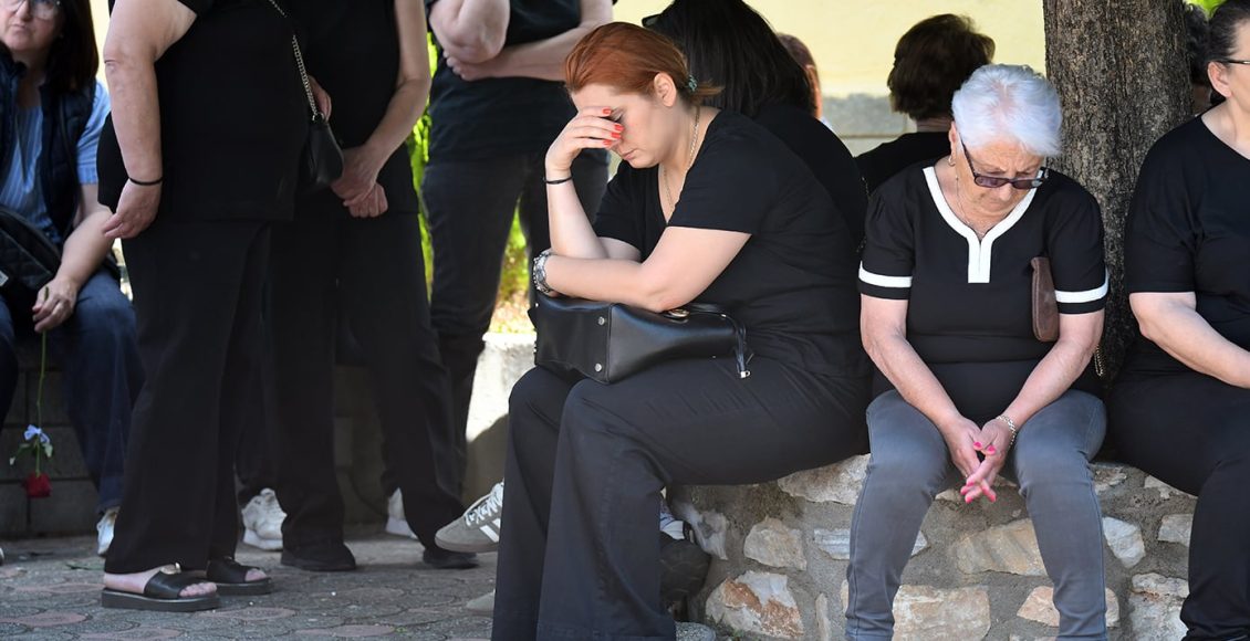 Σε-κλίμα-οδύνης-η-κηδεία-της-45χρονης-που-δολοφονήθηκε-από-τον-σύζυγό-της-στη-Δράμα-–-Τραγικές-φιγούρες-τα-δύο-παιδιά-του-ζευγαριού