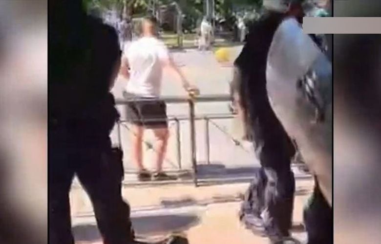 «Τον-σκοτώσαμε;-Καλά-κάναμε!»:-Αισχρότητες-από-τους-Ρομά-έξω-από-τα-δικαστήρια-μετά-τα-ισόβια-για-τον-θάνατο-του-11χρονου-Μάριου