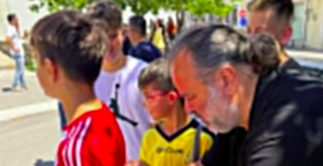 aek:-Ο-Ηλιόπουλος-υπέγραψε-σε-φανέλα-του-Ολυμπιακού-–-Το-μήνυμά-του-στον-μικρό-φίλαθλο