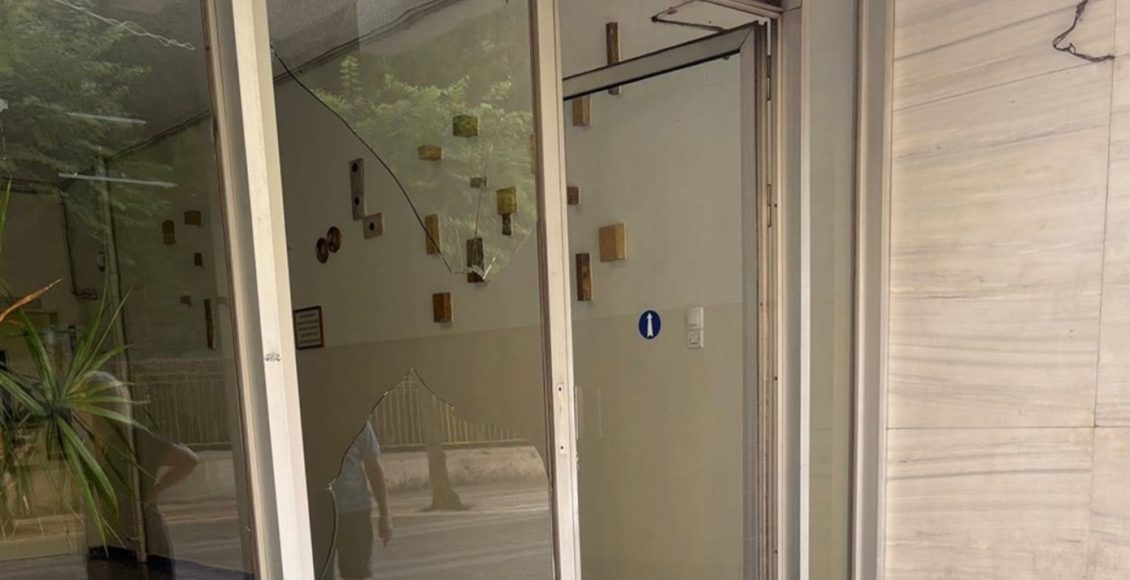 Σοκ-στο-Αγρίνιο:-Πέταξε-τη-σύντροφό-του-σε-τζαμαρία-πολυκατοικίας-και-μετά-την-έσπρωχνε-στον-δρόμο