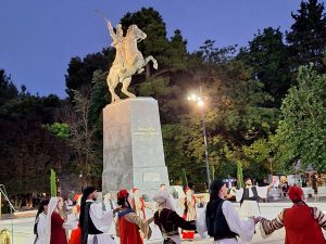 Δημήτρης-Πτωχός:-«Η-ιστορική-μνήμη-διατηρείται-με-πράξεις-και-φροντίδα»-–-Επέστρεψε-στην-Πλατεία-Άρεως-Τρίπολης-ο-ανδριάντας-του-Θεόδωρου-Κολοκοτρώνη