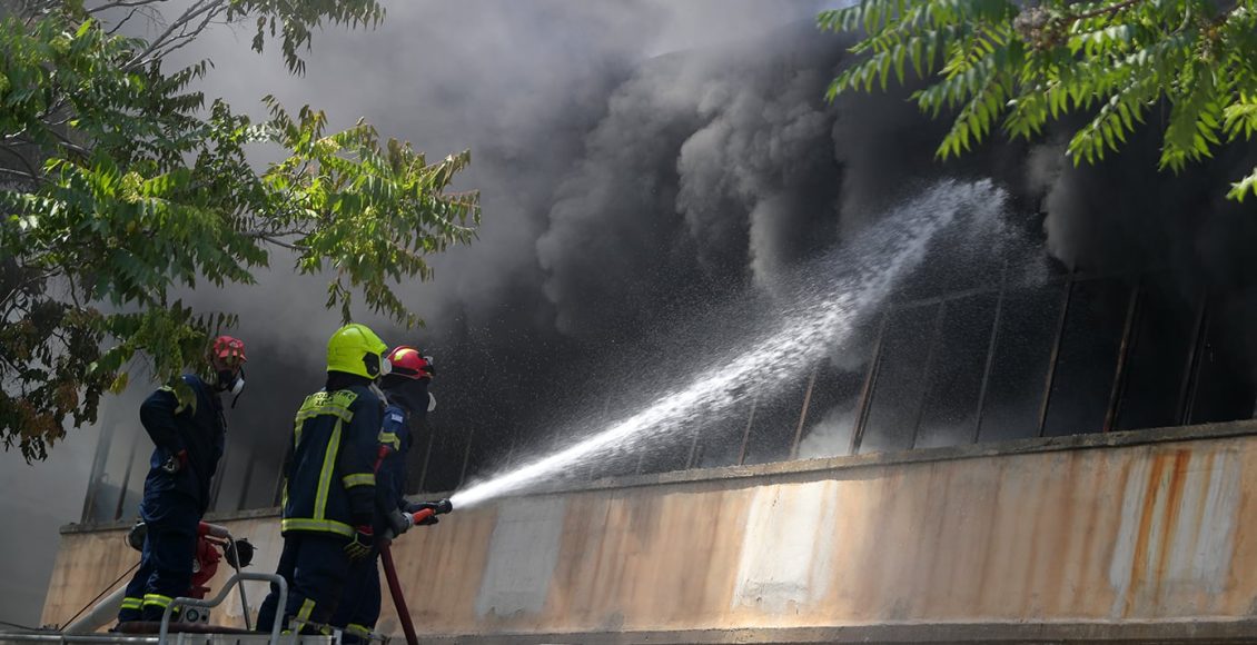 Καίει-για-δεύτερη-ημέρα-η-φωτιά-στο-εργοστάσιο-πλαστικών-στο-Αιγάλεω