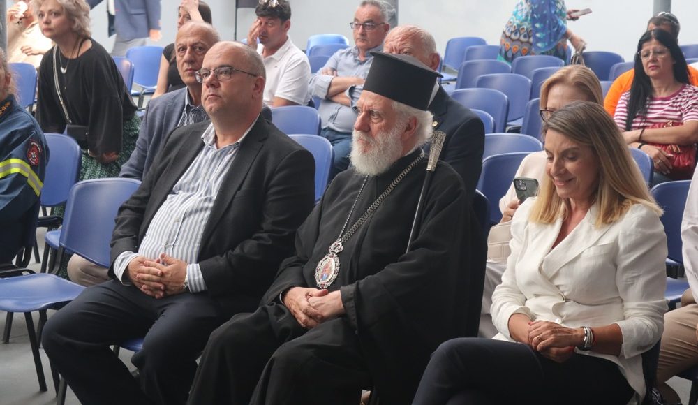 Ο-Σύρου-Δωρόθεος-στην-απονομή-πτυχίων-στους-αποφοίτους-της-Επαγγελματικής-Σχολής-Μαθητείας-της-ΔΥΠΑ-Σύρου