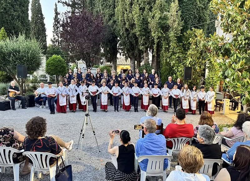 Η-Χορωδία-και-χορευτικό-τμήμα-της-Ευαγγελίστριας-Πειραιώς-στη-Θήβα