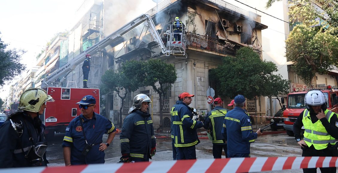 Κόλαση-φωτιάς-σε-διώροφο-σπίτι-στην-Καλλιθέα-–-Μία-75χρονη-πήδηξε-από-μπαλκόνι-για-να-σωθεί
