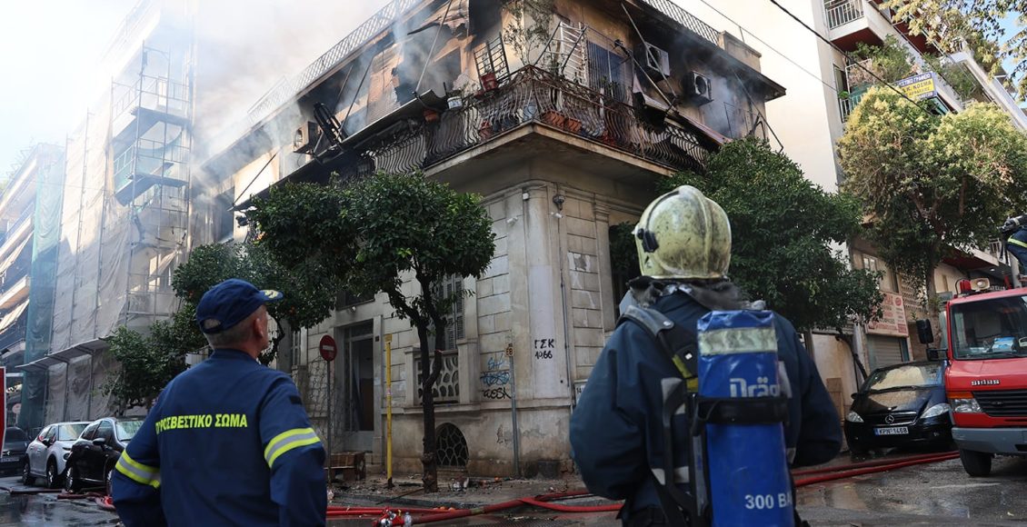 «Πήδα,-μου-έλεγαν,-και-με-κράτησαν»-–-Συγκλονίζει-η-75χρονη-που-πήδηξε-από-το-μπαλκόνι-φλεγόμενης-μονοκατοικίας-στην-Καλλιθέα