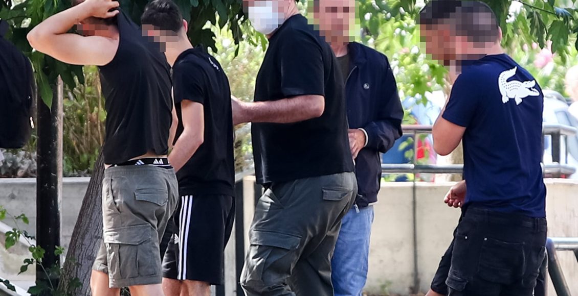 Δολοφονία-του-15χρονου-στην-Καλλιθέα:-Στη-φυλακή-οδηγούνται-τρεις-κατηγορούμενοι-–-«Φώναζα-στο-θύμα,-ότι-ο-17χρονος-εχει-μαχαίρι,-να-γυρίσει-πίσω»