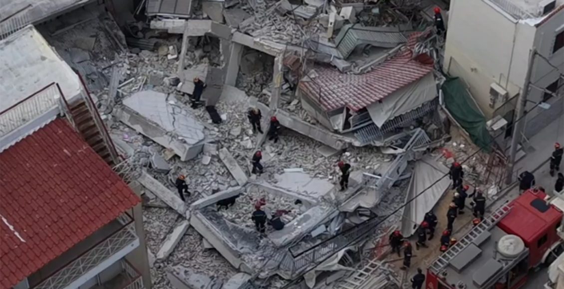 Κατάρρευση-πολυκατοικίας-στα-Πετράλωνα:-Το-συγκλονιστικό-βίντεο-από-drone-–-Νέες-εικόνες-από-τα-συντρίμμια