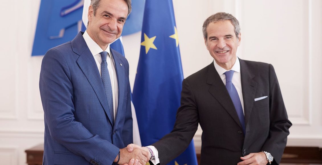 Με-τον-γενικό-διευθυντή-του-ΔΟΑΕ-και-υποψήφιο-γγ-του-ΟΗΕ,-Ραφαέλ-Γκρόσι,-συναντήθηκε-ο-Κυρ.-Μητσοτάκης