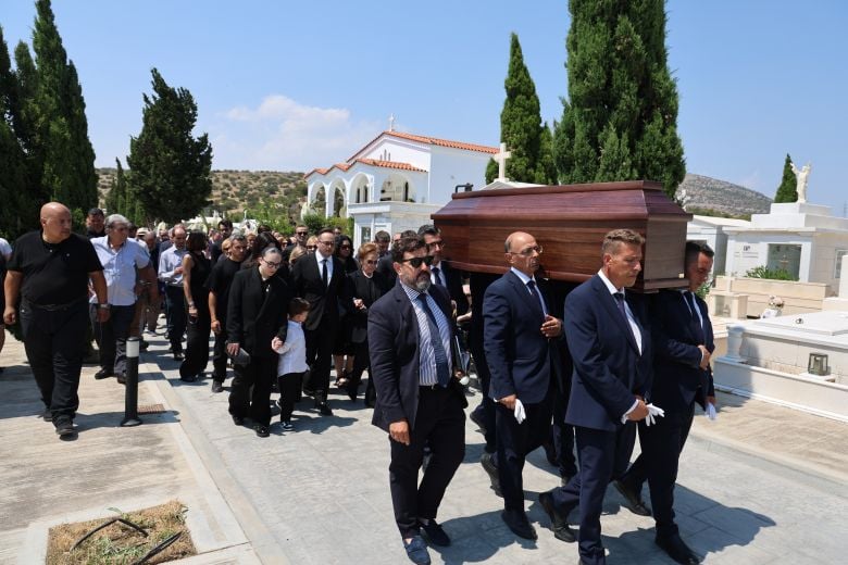 Πλήθος-κόσμου-στην-κηδεία-του-Βασίλη-Λεβέντη-–-Δείτε-εικόνες