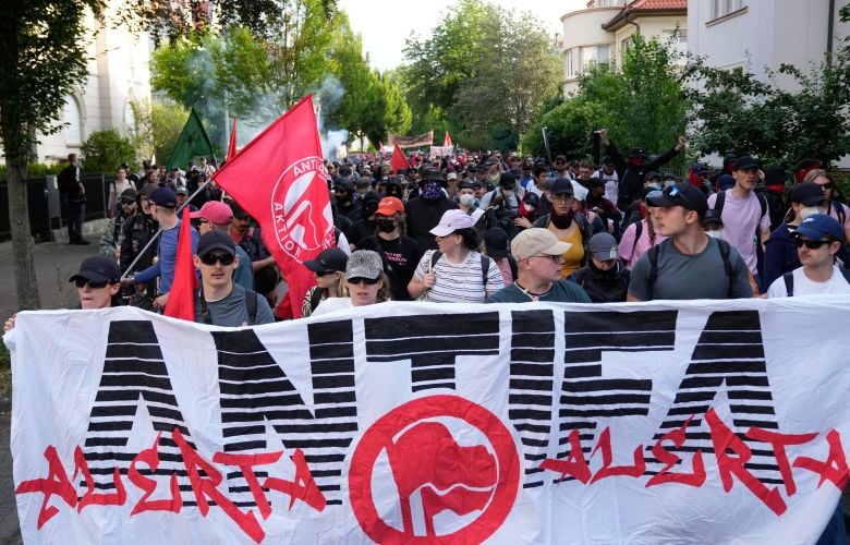 Χιλιάδες-διαδηλωτές-στην-Ερφούρτη-της-Γερμανίας-κατά-του-ακροδεξιού-κόμματος