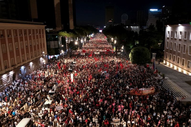 «Η-Αλβανία-δεν-πωλείται»-–-Νέα,-μαζική-κινητοποίηση-στα-Τίρανα-κατά-του-σχεδίου-ανέγερσης-τουριστικού-συγκροτήματος-που-συνδέεται-με-την-οικογένεια-Τραμπ