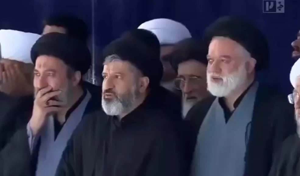 Τρεις-γιοι-του-εκλιπόντος-ηγέτη-Χαμενεΐ-στην-κηδεία-του-–-Καμία-εμφάνιση-του-διαδόχου-του-Μοτζτάμπα