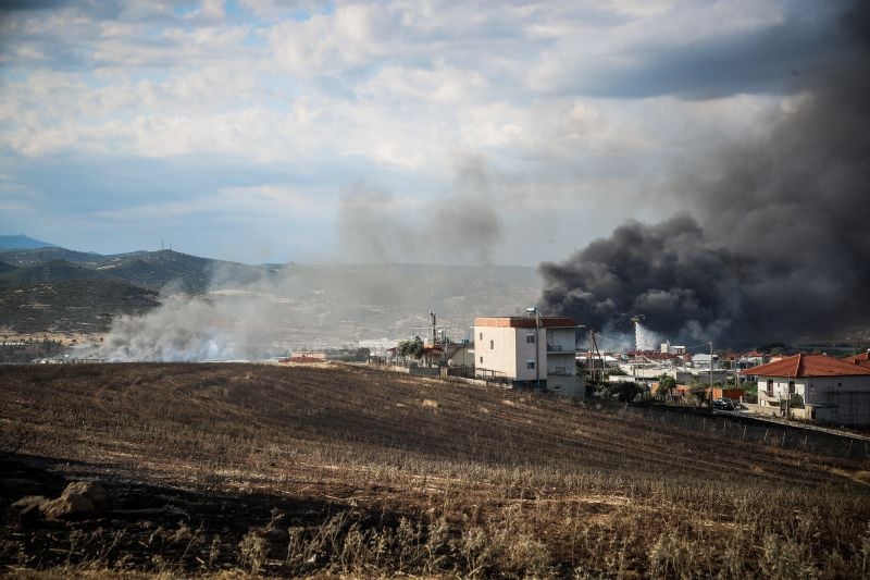 Φωτιά-στο-Ωραιόκαστρο:-Συνεχίζεται-η-επιχείρηση-κατάσβεσης-στο-εργοστάσιο-ανακυκλώσιμων-υλικών