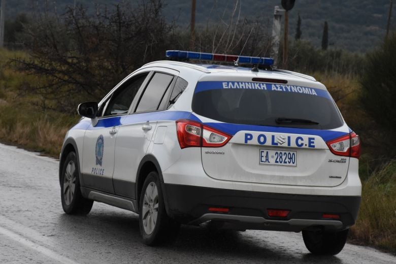Φωτιά-πήρε-η-μηχανή-αυτοκινήτου-που-έκανε-επικίνδυνους-ελιγμούς-για-να-αποφύγει-τον-αστυνομικό-έλεγχο