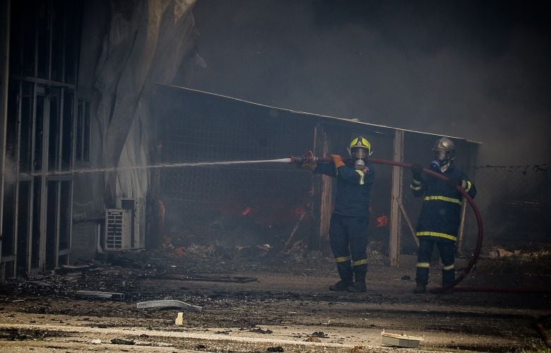 Σε-ύφεση-η-φωτιά-σε-επιχείρηση-στο-Καλοχώρι