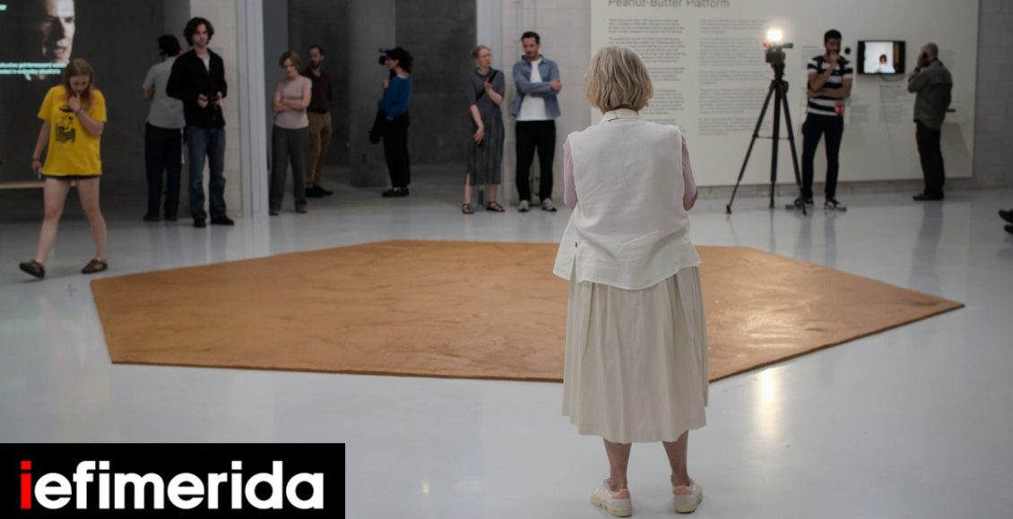 Μουσείο-άπλωσε-360-κιλά-φυστικοβούτυρο-στο-πάτωμα-προς-τιμήν-εκλιπόντος-καλλιτέχνη-[εικόνες]