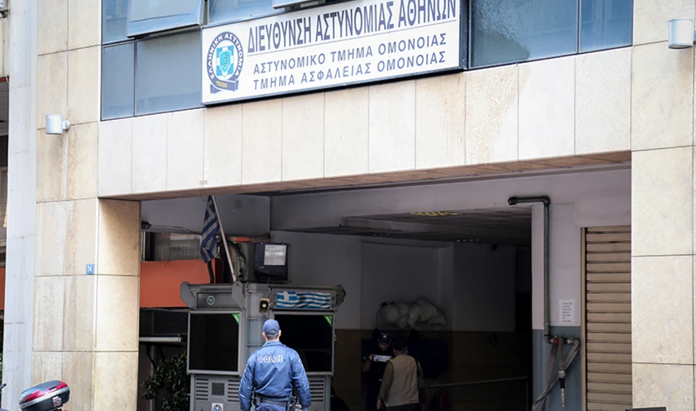 Ελεύθεροι-οι-αστυνομικοί-που-κρίθηκαν-ένοχοι-για-τον-βιασμό-19χρονης-στο-ΑΤ.-Ομονοίας