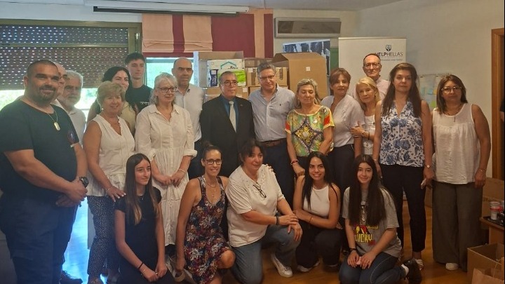 Στο-Εθνικό-Συντονιστικό-Κέντρο-Εθελοντών-της-helphellas-ο-πρέσβης-της-Βενεζουέλας