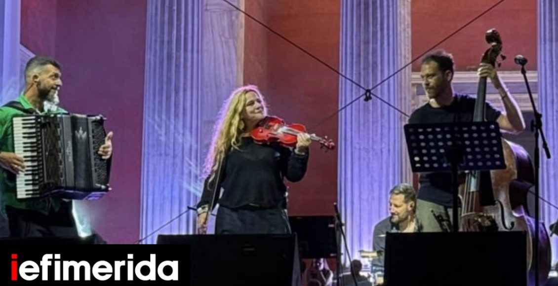 attica-roots-festival:-Η-Ευανθία-Ρεμπούτσικα-πλημμύρισε-με-τις-μελωδίες-της-τον-κήπο-του-Εθνικού-Αρχαιολογικού-Μουσείου-Μια-μαγική-βραδιά