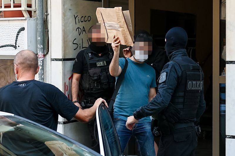 Ενώπιον-εισαγγελέα-οδηγούνται-οι-τρεις-συλληφθέντες-για-τη-φονική-εμπρηστική-επίθεση-στο-σπίτι-της-οικογένειας-της-Αφροδίτης-Νέστορα