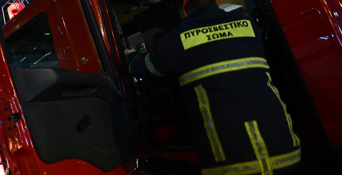 Πανικός-στην-Πάτρα-λόγω-φωτιάς-που-ξέσπασε-σε-πιλοτή-πολυκατοικίας-–-Τρία-αυτοκίνητα-τυλίχτηκαν-στις-φλόγες