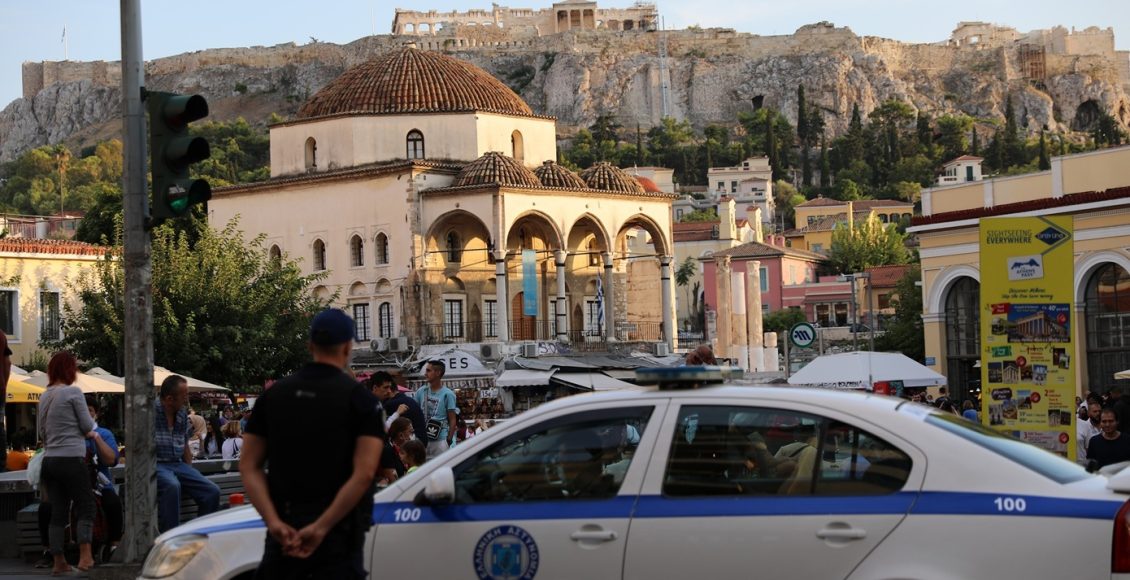 Συναγερμός-στο-Μοναστηράκι:-Εντοπίστηκε-ύποπτη-βαλίτσα-μπροστά-από-κατάστημα-–-Διενεργείται-έλεγχος-από-το-ΤΕΕΜ