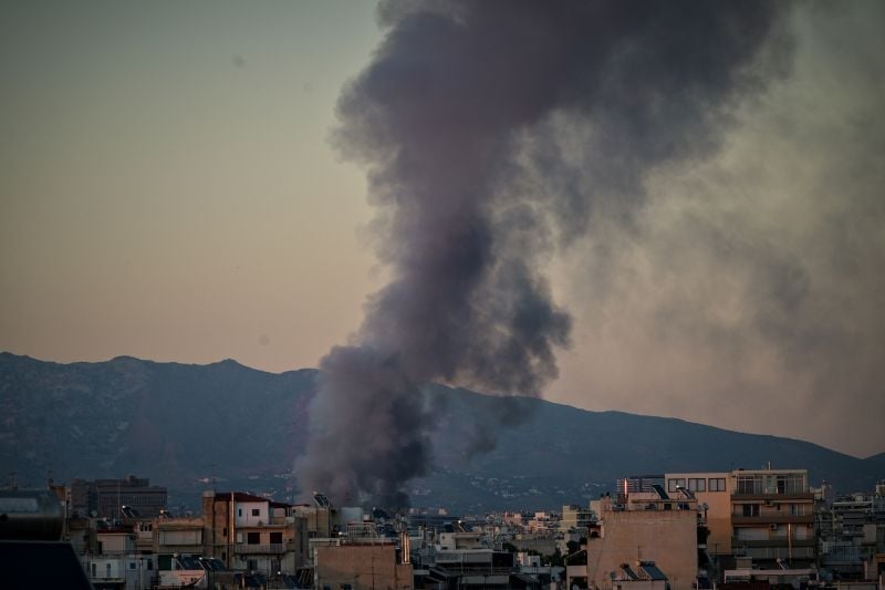 Υπό-μερικό-έλεγχο-η-πυρκαγιά-σε-παλιό-κτίριο-του-θεάτρου-Μπάντμιντον-στο-Μητροπολιτικό-Πάρκο-Γουδή