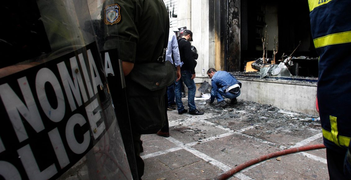 Τα-δύο-επιπλέον-πρόσωπα-στη-νέα-δικογραφία-για-τη-marfin-–-Ο-επιχειρησιακός-καθοδηγητής,-οι-μολότοφ-και-η-βαριοπούλα