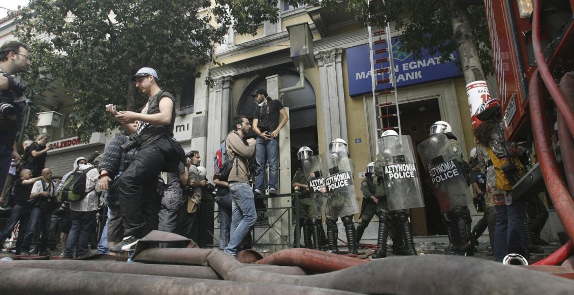 «Είχαν-στολή-κανονική»:-Η-μαρτυρία-του-δημοσιογράφου-που-«έπιασε»-πρώτος-με-τον-φακό-τους-δράστες-της-marfin