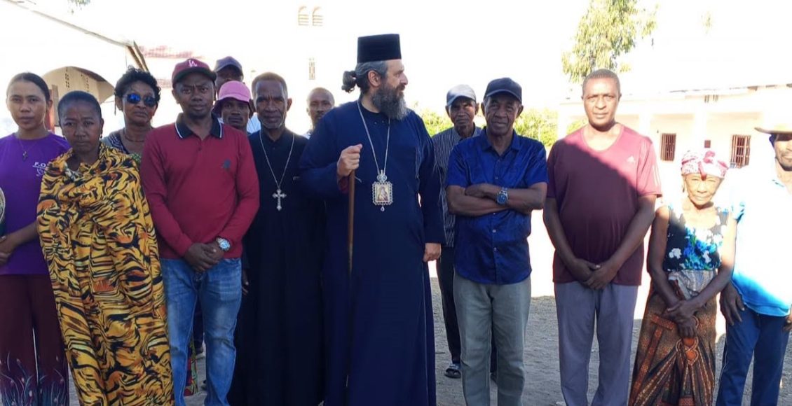 Επίσκεψη-Επισκόπου-Ματζούγκα-σε-υπο-ανακατασκευή-Σχολείο