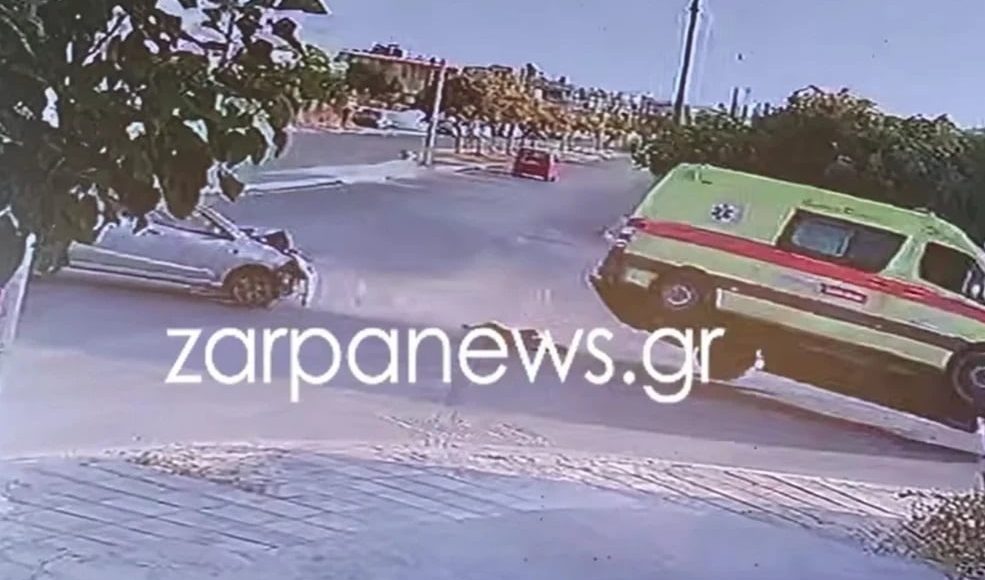 Βίντεο-ντοκουμέντο-δείχνει-τη-στιγμή-που-τουμπάρει-ασθενοφόρο-μετά-τη-σύγκρουση-με-ΙΧ-στα-Χανιά-–-Ο-ασθενής-κατέληξε-από-ανακοπή