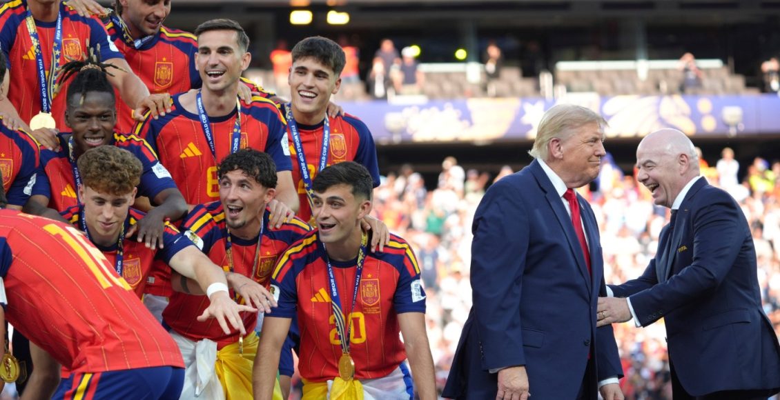 Μουντιάλ-2026:-Ο-Τραμπ-δεν-έλεγε-να-φύγει-από-την-απονομή-και-κράτησε-σε-αναμονή-τους-πρωταθλητές-κόσμου