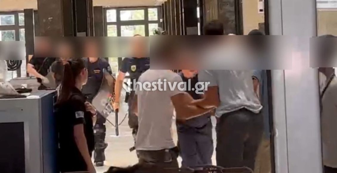 Φονική-επίθεση-στο-σπίτι-της-οικογένειας-Νέστορα:-Βίντεο-από-την-ένταση-αντιεξουσιαστών-με-αστυνομικούς-μετά-την-προφυλάκιση-του-25χρονου