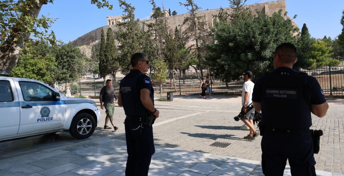 Μαρτυρία-για-την-επίθεση-με-μαχαίρι-στα-εκδοτήρια-της-Ακρόπολης:-«Πήγε-να-σφάξει-τη-γυναίκα,-ακούσαμε-φωνές,-την-είδαμε-κάτω-με-αίματα»