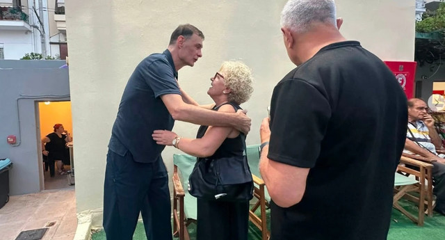 Η-συγκινητική-συνάντηση-του-Γιώργου-Μπαρτζώκα-με-τη-Μάγδα-Φύσσα