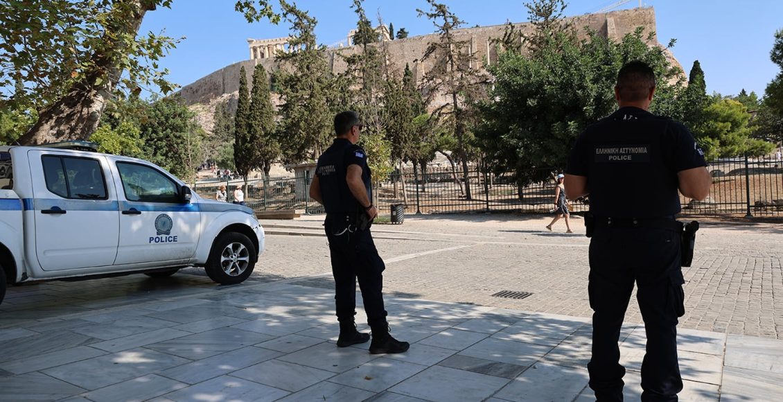Τρόμος-στην-Ακρόπολη:-Ποινικό-παρελθόν-έχει-ο-δράστης-που-επιτέθηκε-με-μαχαίρι-σε-τουρίστες-–-«Είδαμε-τη-γυναίκα,-ήταν-χτυπημένη-στην-πλάτη»
