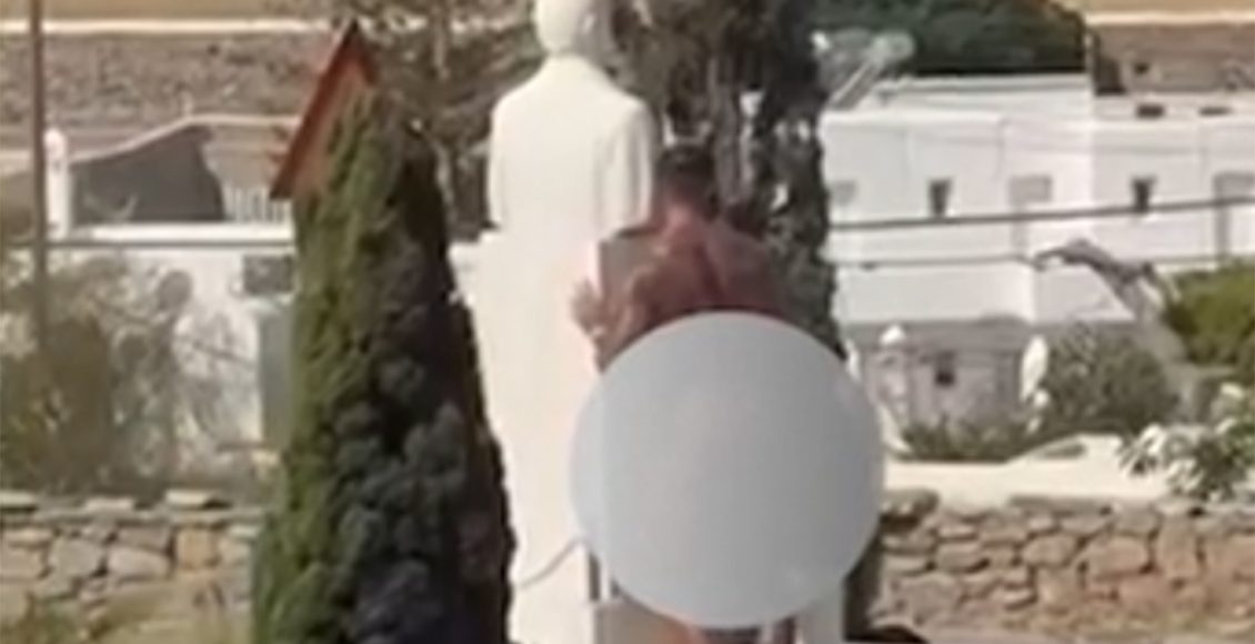 Μύκονος:-Συνελήφθη-τουρίστας-που-πόζαρε-γυμνός-μπροστά-από-το-άγαλμα-του-Καραμανλή-–-Δείτε-βίντεο
