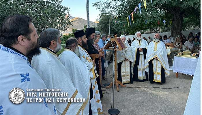 Ο-Μητροπολίτης-Πέτρας-στον-πανηγυρίζοντα-Ιερό-Ναό-Αγίου-Κηρύκου-Χουμεριάκου