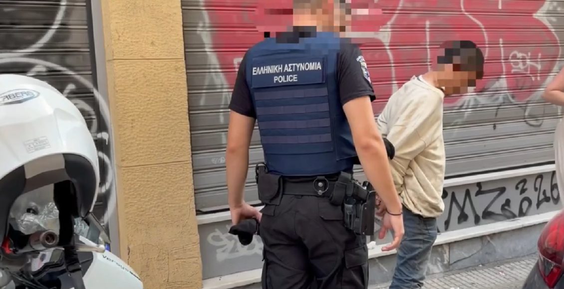 Η-στιγμή-που-η-Ομάδα-ΔΙ.ΑΣ-πιάνει-στα-πράσα-διαρρήκτη-αυτοκινήτου-στην-Ομόνοια-–-Δείτε-το-βίντεο