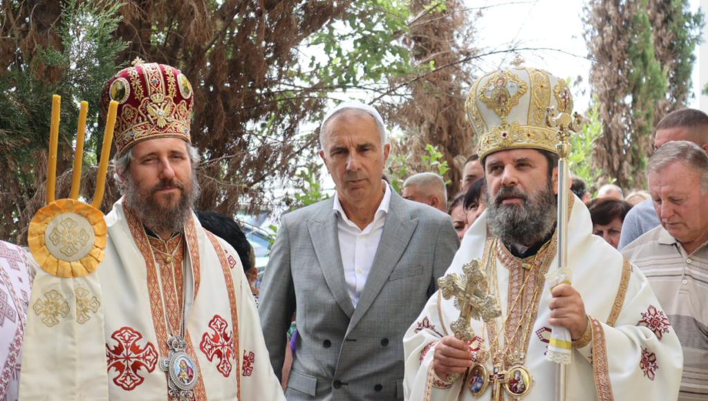 Ο-Αρχιεπίσκοπος-Αλβανίας-στον-Ιερό-Ναό-της-Αγίας-Παρασκευής-στη-Ντιβγιάκα