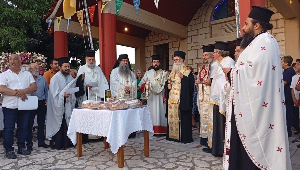 Λιτάνευση-της-Ιεράς-Εικόνος-του-Αγίου-Παντελεήμονος-στους-δρόμους-της-Περάνθης-Άρτης